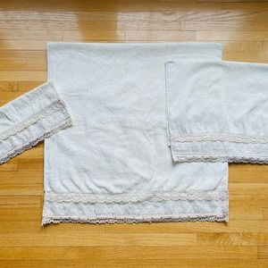 Vintage Avanti by Grand Prix Embroidered Lace Crocheted Edge Ecru Towel Set NEW